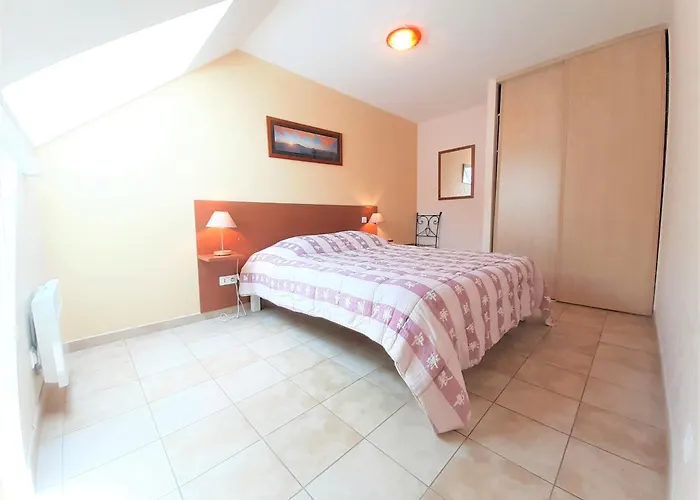 Au Centre Du Village - Betoine Сен-Лари-Сулан